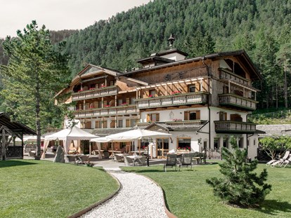 Naturhotel - Umgebungsschwerpunkt: Land - Sankt Vigil in Enneberg - BIO HOTEL Aqua Bad Cortina: Außenansicht - Aqua Bad Cortina & thermal baths
