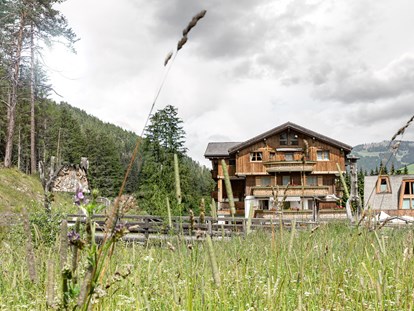 Naturhotel - Müllmanagement: Mehrweg-Geschirr - Südtirol - Bozen - Am Fluss-und Waldrand, wo die Wanderungen starten - Aqua Bad Cortina & thermal baths