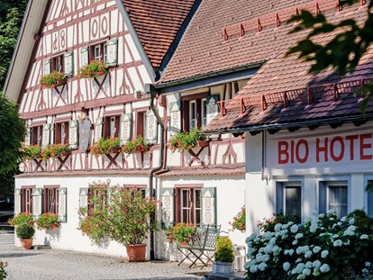 Naturhotel - Bio-Hotel Merkmale: Ökologisch sanierter Altbau - Region Schwaben - BIO HOTEL Adler: Außenansicht Vorderseite - BIO-Adler im schönen Allgäu