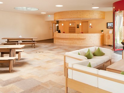 Naturhotel - Bio-Küche: Laktosefreie Kost möglich - Tiroler Oberland - Eingangsbereich des Biohotels im Allgäu - Biohotel Mattlihüs in Oberjoch