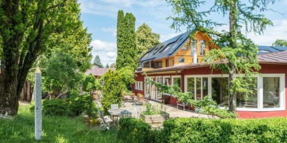 Naturhotel - Energieversorgung: Photovoltaik - Bayern - Das SeinZ - veganes Biohotel und Seminarzentrum im Allgäu - Terrasse - SEINZ Wisdom Resort - vegan/vegt. Biohotel & Seminarzentrum
