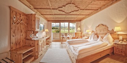 Naturhotel - Sonnenterrasse - Wilder Kaiser - Großzügiges Doppelzimmer mit hochwertigen Zirbenholz-Möbeln - Biohotel Stanglwirt
