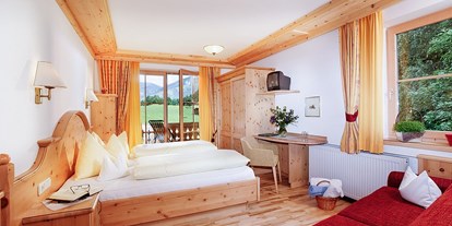 Naturhotel - Leogang - Zimmer mit herrlichem Blick auf die Berge - Landhotel Gut Sonnberghof