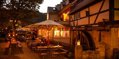 Naturhotel - Bio-Hotel Merkmale: Zertifizierte Bio-Kosmetik - Sächsische Schweiz - Unser lauschige Biergarten lädt auch an lauen Sommerabenden zum Verweilen ein - Bio-Pension Forsthaus