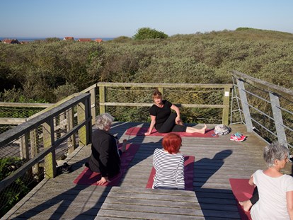 Naturhotel - Wassersparmaßnahmen - Nordseeinsel Juist - Wir praktizieren Yoga auf einer wunderschönen Plattform direkt am Meer, auf unserer Yogaterrasse am Haus AnNatur oder im eigenem Yogaraum. - Haus AnNatur Bio Pension und Appartements
