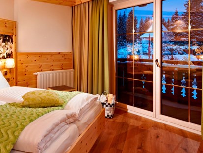 Naturhotel - auch für Familien mit Kindern - Hinterglemm - Gut schlafen im Zirbenzimmer mit Naturholzmöbeln - Biohotel Castello