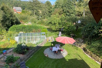 Biohotel: Ferienhaus "Rosenscheune", Blick aus dem Obergeschoß in den rückwärtigen Intimgarten - BIO-NATURIDYLL WIESENGRUND