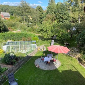 Biohotel: Ferienhaus "Rosenscheune", Blick aus dem Obergeschoß in den rückwärtigen Intimgarten - BIO-NATURIDYLL WIESENGRUND