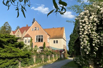 Biohotel: Thürmsdorfer Rosen Schloss mit Schokolaterie, 5 Gehminuten vom WIesengrund entfernt, am Malerweg - BIO-NATURIDYLL WIESENGRUND