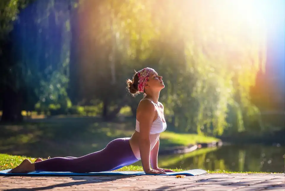 Yoga am Naturbadeteich des veganen Biohotels La Vimea