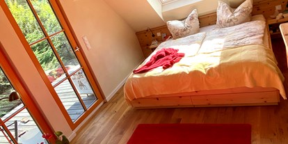 Naturhotel - PLZ 01796 (Deutschland) - Ferienhaus "Rosenscheune", Schlafzimmer für 2 Personen im Obergeschoss, mit Sonnenterasse für Yoga und Chillout - BIO-NATURIDYLL WIESENGRUND