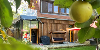 Naturhotel - Energieversorgung: 100 % Ökostrom - Sachsen - Ferienhaus "Rosenscheune", Blick aus dem rückwärtigen Garten - BIO-NATURIDYLL WIESENGRUND