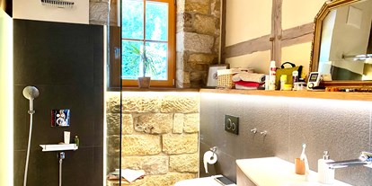Naturhotel - Hunde erlaubt - Ferienhaus "Rosenscheune", Blick in das Bad 1 im Erdgeschoss, das Haus verfügt über zwei Bäder mit Badenwanne und 2 Duschen - BIO-NATURIDYLL WIESENGRUND
