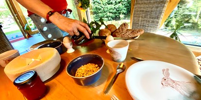 Naturhotel - Zertifizierte Naturkosmetik - Deutschland - Ferienhaus "Rosenscheune", großzügiger Esstisch mit großer Küche zum Kochen in großer Gemeinschaft - BIO-NATURIDYLL WIESENGRUND