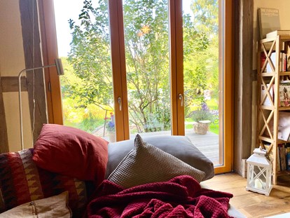 Naturhotel - Bonus bei Verzicht der Zimmerzwischenreinigung - Sächsische Schweiz - Ferienhaus "Rosenscheune", Couchbereich mit SmartTV Großbildschirm und hochwertiger Soundanlage  - BIO-NATURIDYLL WIESENGRUND