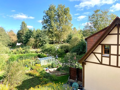 Naturhotel - Ökoheizung: Holzheizung: ja, Pellet - Ferienhaus "Rosenscheune", Blick vom Haupthaus zum Gemüsegarten - BIO-NATURIDYLL WIESENGRUND