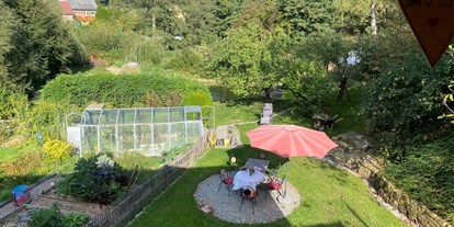 Naturhotel - Energieversorgung: 100 % Ökostrom - Sachsen - Ferienhaus "Rosenscheune", Blick aus dem Obergeschoß in den rückwärtigen Intimgarten - BIO-NATURIDYLL WIESENGRUND