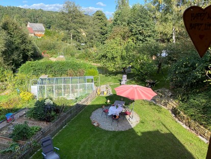 Naturhotel - Bio-Küche: Biologisches Angebot - Ferienhaus "Rosenscheune", Blick aus dem Obergeschoß in den rückwärtigen Intimgarten - BIO-NATURIDYLL WIESENGRUND