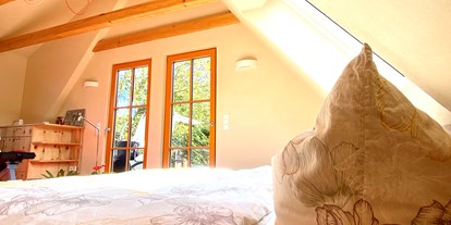 Naturhotel - Hunde erlaubt - Ferienhaus "Rosenscheune", Schlafzimmer für 2 Personen im Obergeschoss, mit Sonnenterasse für Yoga und Chillout - BIO-NATURIDYLL WIESENGRUND