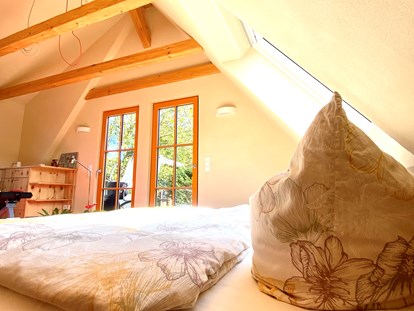 Nature hotel - Netzfreischalter - Germany - Ferienhaus "Rosenscheune", Schlafzimmer für 2 Personen im Obergeschoss, mit Sonnenterasse für Yoga und Chillout - BIO-NATURIDYLL WIESENGRUND