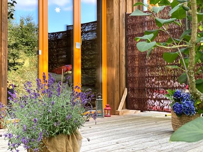 Nature hotel - Ökoheizung: Wärmepumpe - Ferienhaus "Rosenscheune", Terrasse zum Garten im Zwischengeschoss - BIO-NATURIDYLL WIESENGRUND