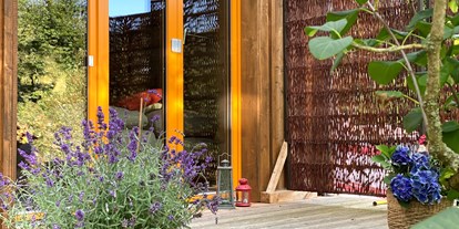 Naturhotel - Bio-Küche: Rohkost möglich - Sächsische Schweiz - Ferienhaus "Rosenscheune", Terrasse zum Garten im Zwischengeschoss - BIO-NATURIDYLL WIESENGRUND