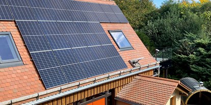 Naturhotel - Barrierefreies Zimmer - Sachsen - Der WIESENGRUND ist rechnerisch Energieautark mit modernster Photovoltaik sowie Geo-und Airothermie - BIO-NATURIDYLL WIESENGRUND