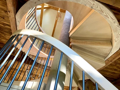 Nature hotel - Preisklasse: € - Dresden - Ferienhaus "Rosenscheune", Treppe mit Ofen zum Obergeschoss - BIO-NATURIDYLL WIESENGRUND
