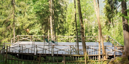 Naturhotel - Energieversorgung: 100 % Ökostrom - Brixen im Thale - Sonnendeck und Yoga Plattform. Waldbaden inklusive. - Tannerhof Naturhotel & Gesundheitsresort