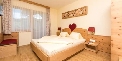 Nature hotel - Hoteltyp: BIO-Pension - Großsölk - Schlafzimmer mit handgefertigten Zirbenholzmöbeln - BIO-Pension Aussacher