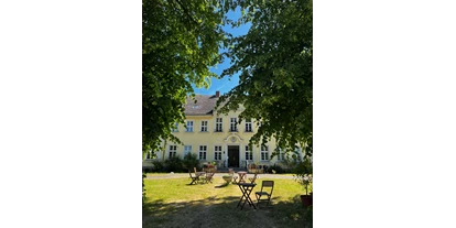 Naturhotel - Sonnenterrasse - Sarkwitz - Gutshaus Manderow im Sommer - Gut Manderow