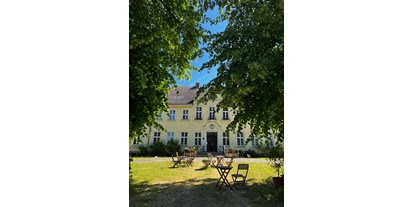 Naturhotel - nur für Erwachsene - Dorf Mecklenburg - Gutshaus Manderow im Sommer - Gut Manderow