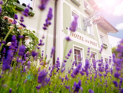 Naturhotel - Regionale Produkte - Raschbach (Neukirchen an der Vöckla) - Hausansicht außen - Das Grüne Hotel zur Post - 100% BIO