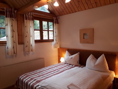 Naturhotel - Energiesparmaßnahmen - Anning bei Sankt Georgen, Chiemgau - Hotel im Wald Hammerschmiede - Zimmer - Hotel Naturidyll Hammerschmiede 