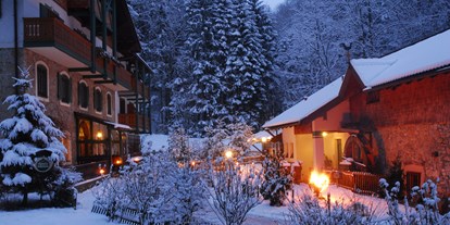 Naturhotel - barrierefrei: Barrierefreie Zimmer vorhanden - PLZ 83119 (Deutschland) - Hotel im Wald Hammerschmiede - Winter im Wald - Hotel Naturidyll Hammerschmiede 
