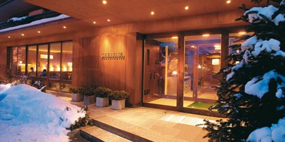 Nature hotel - Energieversorgung: 100 % Ökostrom - Hinterglemm - Hoteingang Winter - Gartenhotel Theresia****S