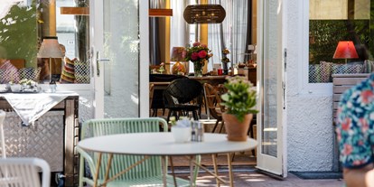 Nature hotel - Hoteltyp: BIO-Stadthotel - Gartenterrasse zum Frühstücken, Kaffee & Kuchen, oder Abendessen & Drinks - Hotel & Villa Auersperg