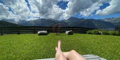 Naturhotel - Tiroler Oberland - Entspannen in unserer Garten- Lounge - Bio & Reiterhof der Veitenhof