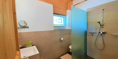 Naturhotel - Müllmanagement: Mülltrennung - Schwangau - Badezimmer mit ebenerdiger Dusche - Bio & Reiterhof der Veitenhof