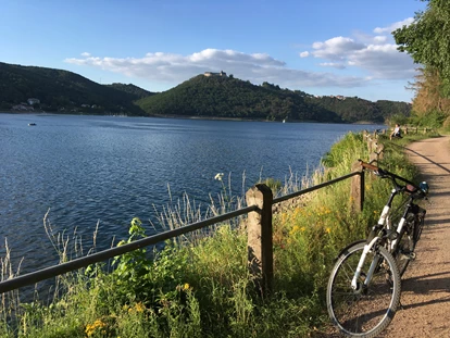 Naturhotel - Aktivurlaub möglich - Lahntal - Radtour entlang am Ufer des See's - BELVEDERE-das BIO Hotel garni & SuiteHotel am Edersee