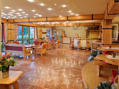 Nature hotel - Bonus bei Anreise mit öffentlichen Verkehrsmitteln - Ebersol - Naturresort Gerbehof: Lobby - Naturresort Gerbehof