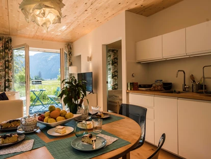 Naturhotel - Preisklasse: €€€ - Voregg - Das Wohnzimmer mit Kochnische.
Das Wasser kommt frisch und klar aus dem Dachstein Berg. Besser als als Mineralwasser... - THE GREEN LODGE 