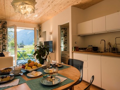 Nature hotel - Preisklasse: €€€ - Obertraun - Das Wohnzimmer mit Kochnische.
Das Wasser kommt frisch und klar aus dem Dachstein Berg. Besser als als Mineralwasser... - THE GREEN LODGE 