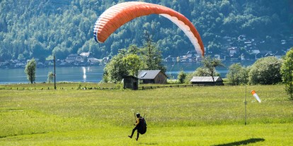 Naturhotel - Umgebungsschwerpunkt: See - PLZ 4565 (Österreich) - Vom Balkon sehen Sie die Landung von Paragleiter Piloten. Mit Blick auf den See und das berühmte Hallstatt.... - THE GREEN LODGE 