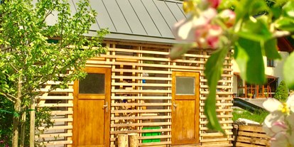 Naturhotel - Bio-Anteil: mind. 80% Bio - PLZ 8972 (Österreich) - Das Gartenhaus 
Links der Platz für Ihere Fahrräder und für Mülltennung - THE GREEN LODGE 