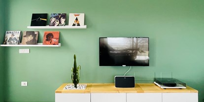 Naturhotel - Wassersparmaßnahmen - Marken - Smart TV, turn table, SONOS HiFI - RITORNO ALLA NATURA