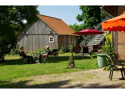 Naturhotel - Shuttle (ggf. gegen Gebühren) - Natendorf - Ruhe und Entspannung in unserem Garten im Bio-Hotel TraumzeitHof - Bio-Hotel TraumzeitHof - Naturotel 