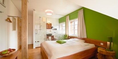 Naturhotel - PLZ 97650 (Deutschland) - Es gibt 10 Einzel- und Doppelzimmer mit 20 Betten - LindenGut - das Bio-Gästehaus