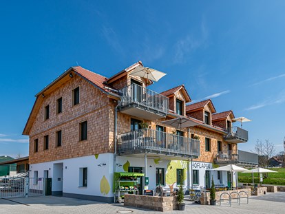 Naturhotel - PLZ 36280 (Deutschland) - neues Bauernhaus mit Ferienwohnungen, Backstube, Hofladen, Metzgerei und Nudelmanufaktur - 150m entfernt vom Haupthaus - LindenGut - das Bio-Gästehaus