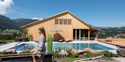 Naturhotel - Preisklasse: €€€ - Nüziders - Panoramagarten mit Kneipp-Becken und Pool - Biohotel Oswalda Hus